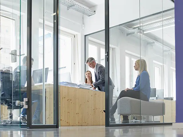 Lukket ledermøte på kontor med glassvegger