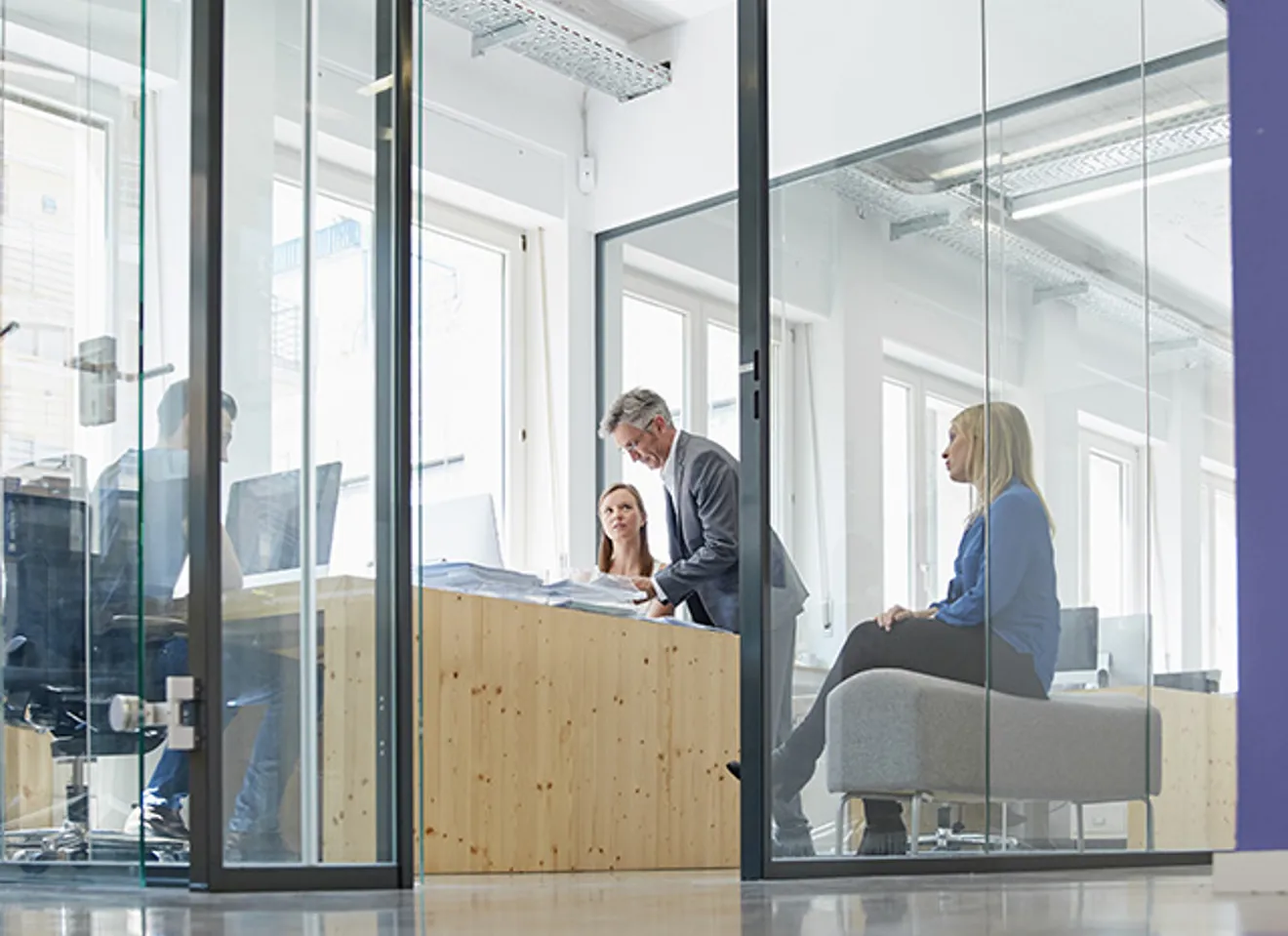 Lukket ledermøte på kontor med glassvegger