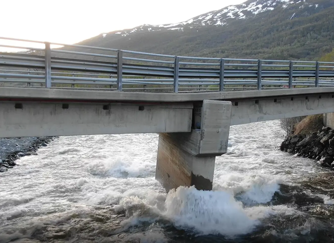 Badderen bru på E6 i Nord-Troms med skader etter flom