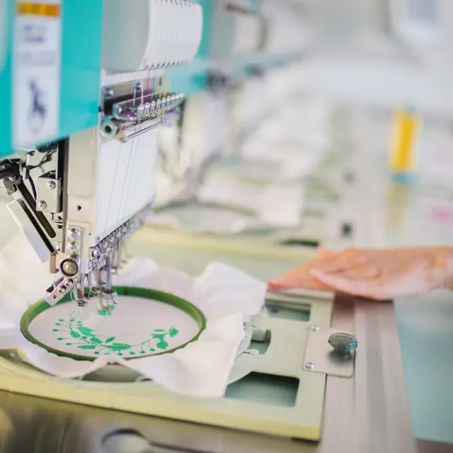 Broderingsmaskin i arbeid