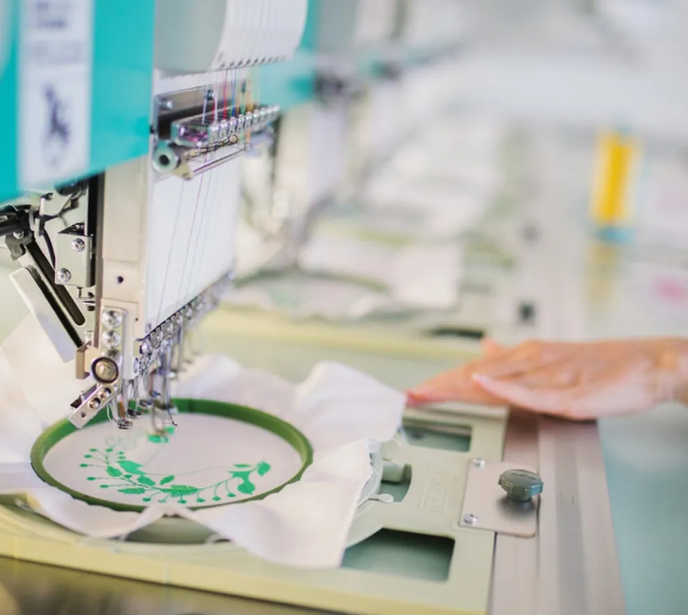 Broderingsmaskin i arbeid