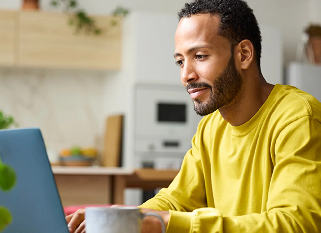 Mann som jobber på data