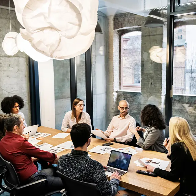 Personer rundt et bord