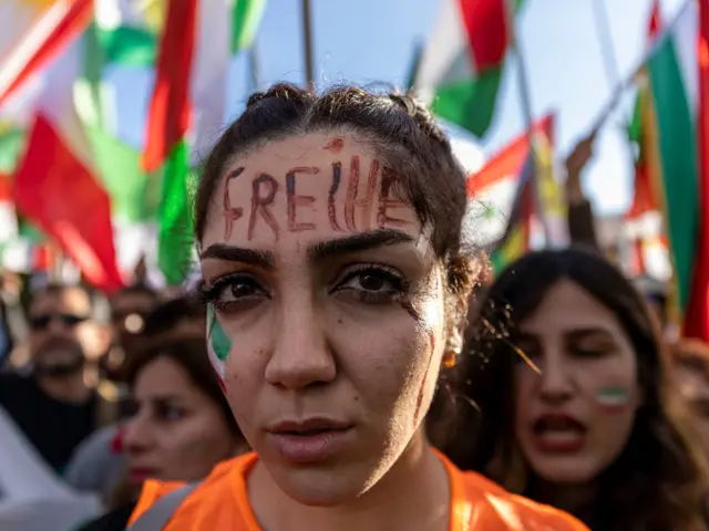 Iransk kvinne i demonstrasjon for kvinners rettigheter i landet