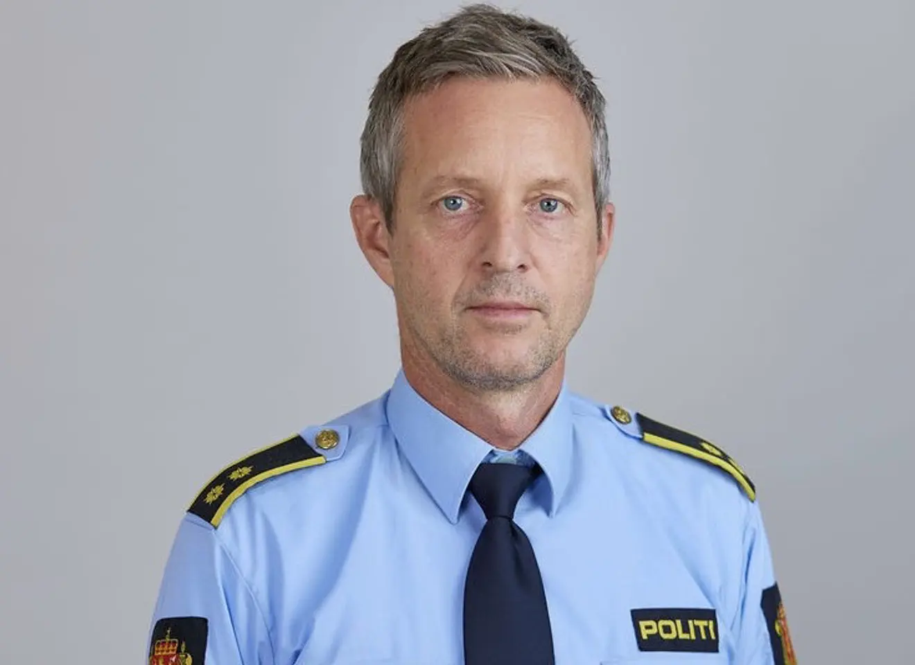 Politimann ser inn i kamera