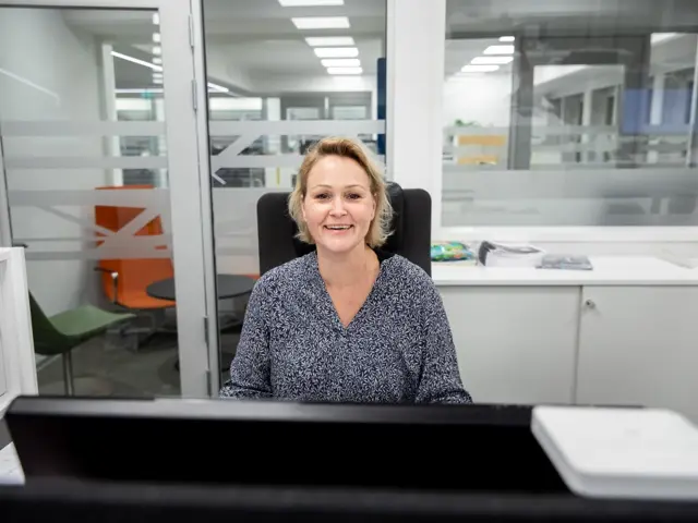 Katrine Olsson på kontoret