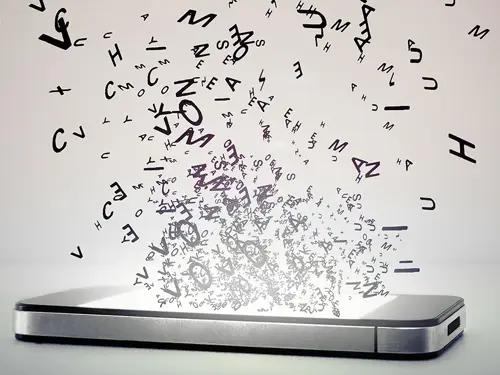 Illustrasjonsbilde av en mobil med mange bokstav som flyr ut av skjermen