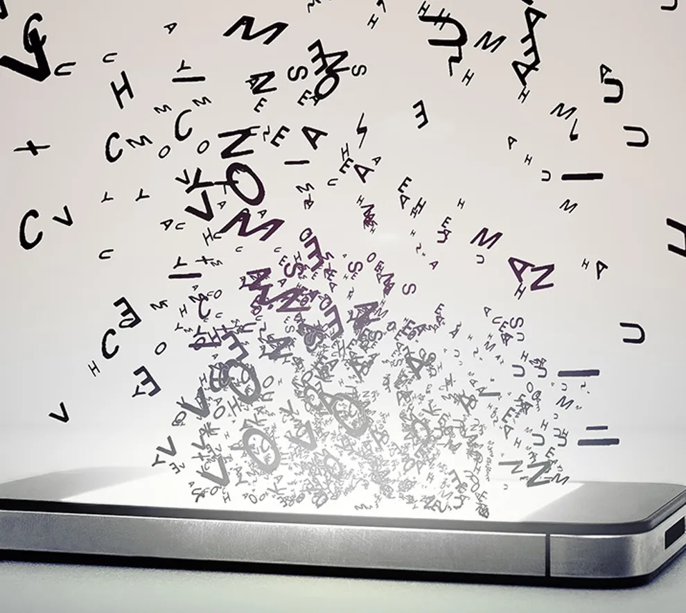 Illustrasjonsbilde av en mobil med mange bokstav som flyr ut av skjermen