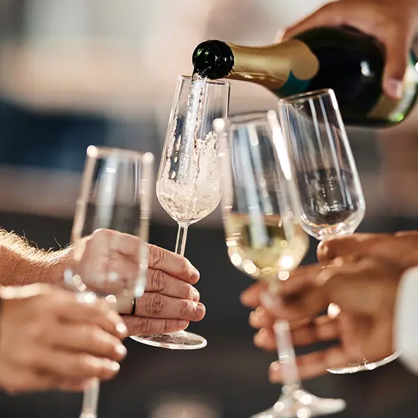 Person som heller prosecco i glass