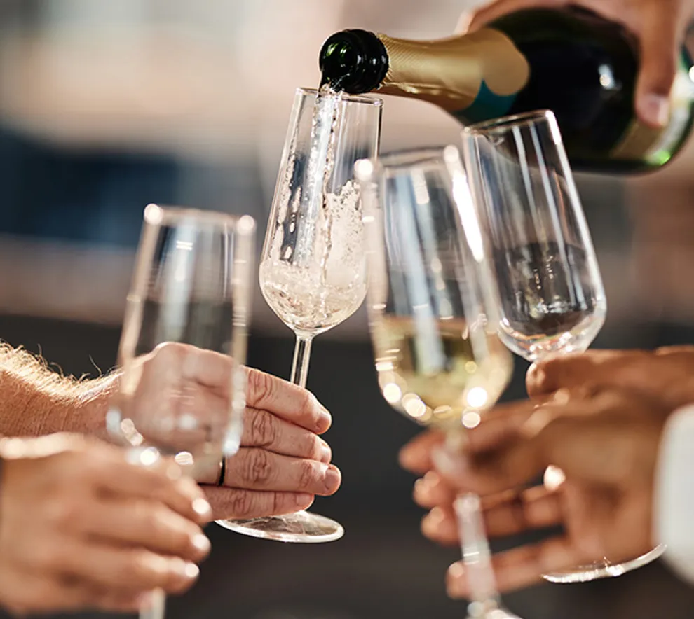 Person som heller prosecco i glass
