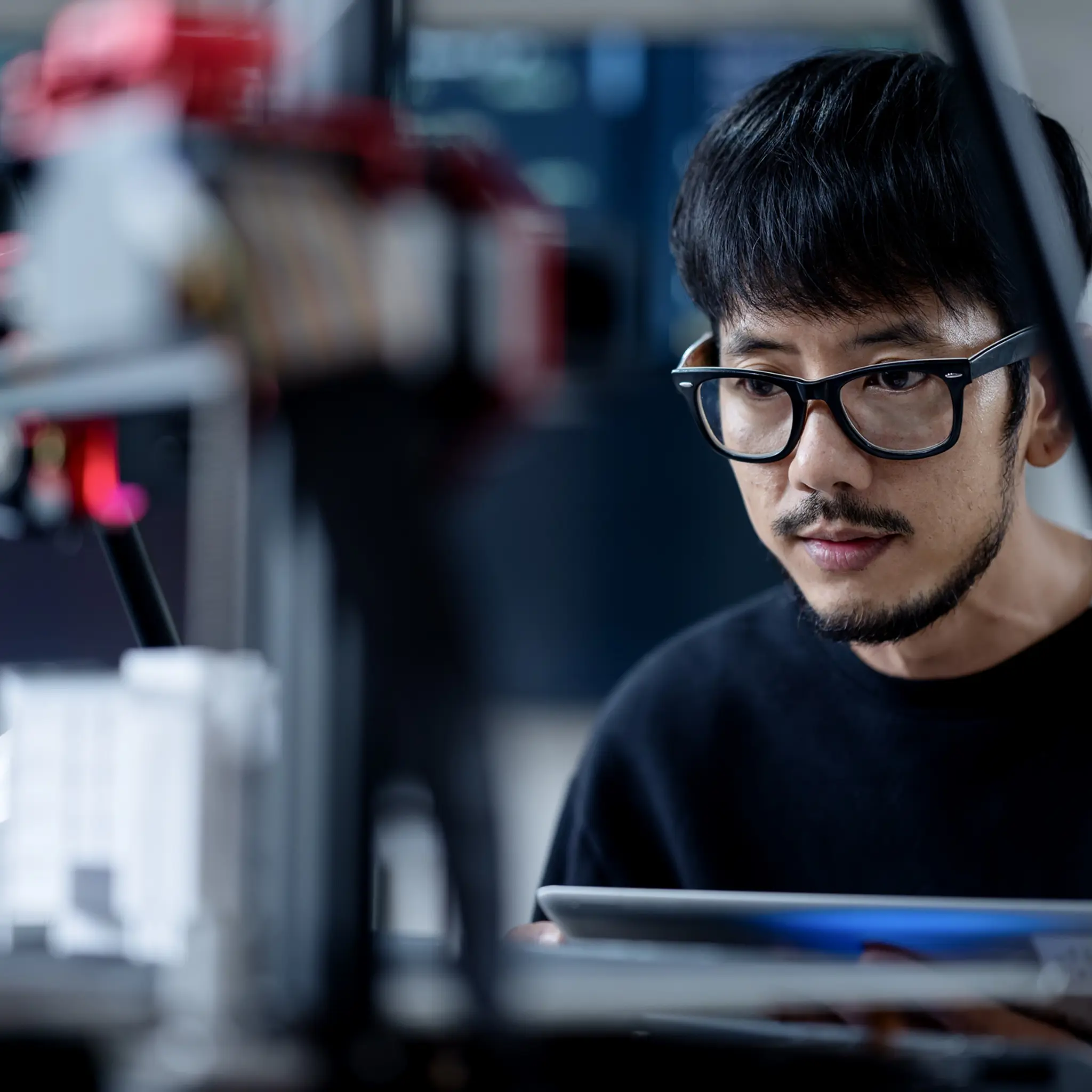 ung mann sitter og jobber