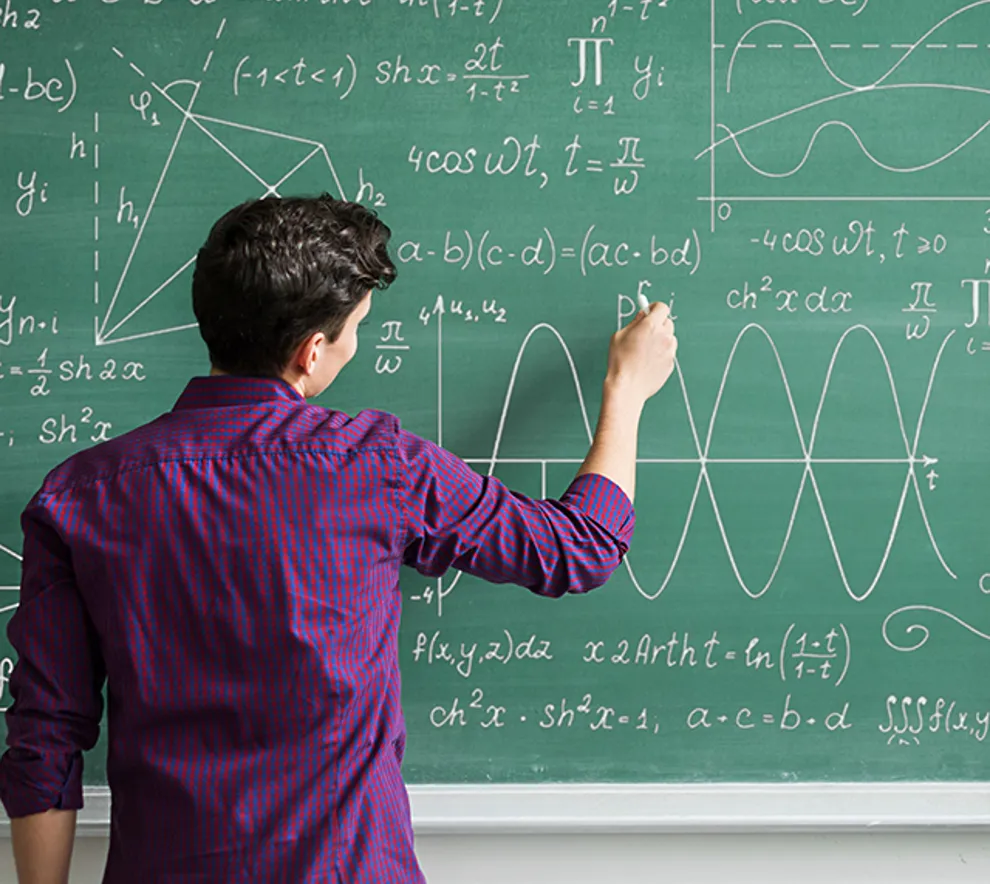 Student som regner ut matematiske formler