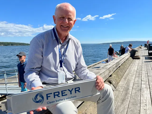 Mann på brygge med batteri