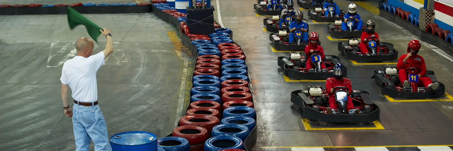 Mennesker som er klare til å starte et go-kart heat