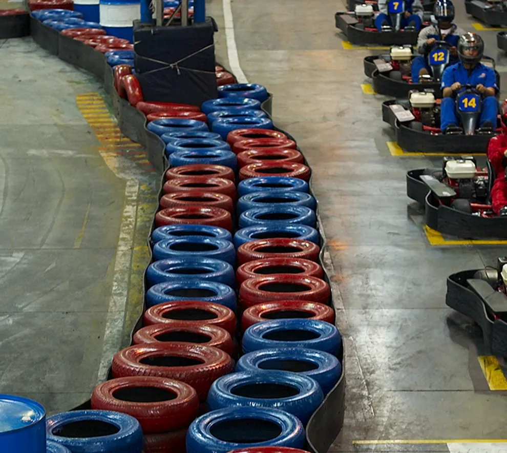 Mennesker som er klare til å starte et go-kart heat