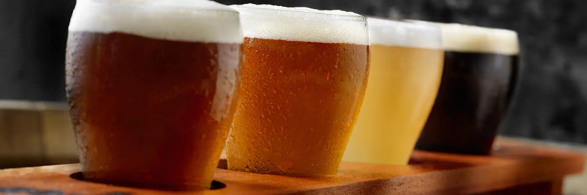 Forskjellige typer øl, som står på rekke til ølsmaking