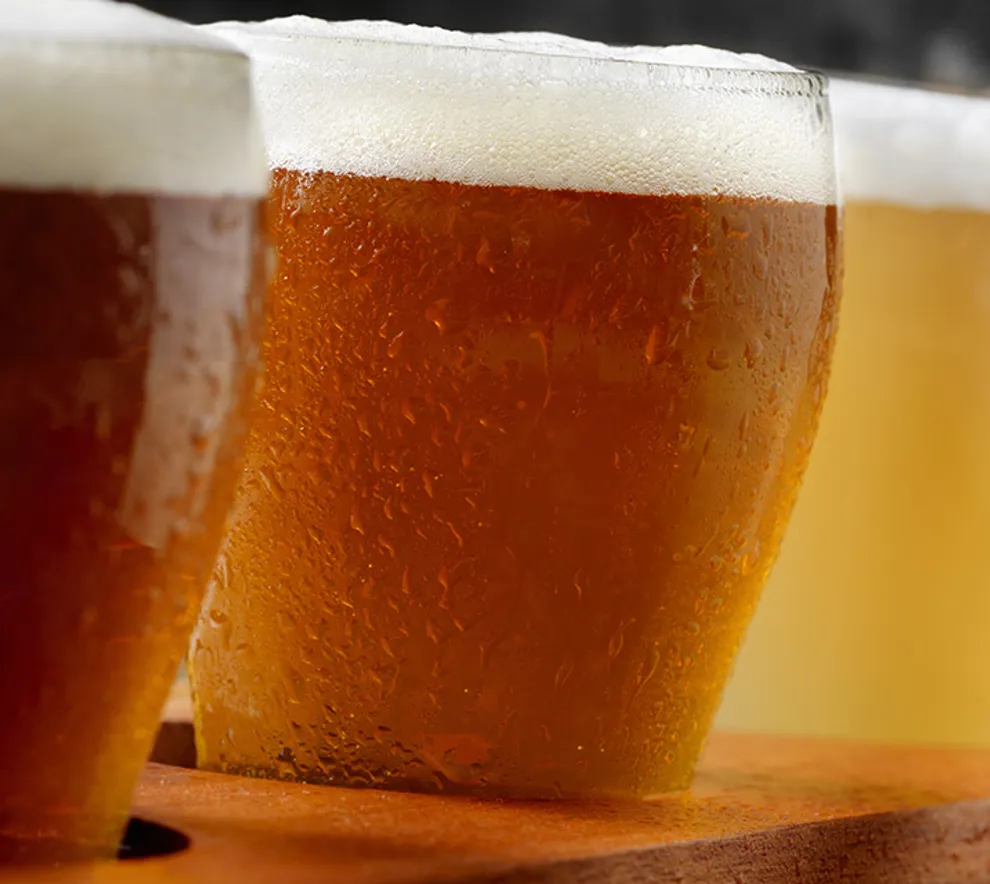 Forskjellige typer øl, som står på rekke til ølsmaking
