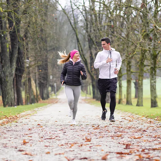 Jente og gutt som er ute å løper