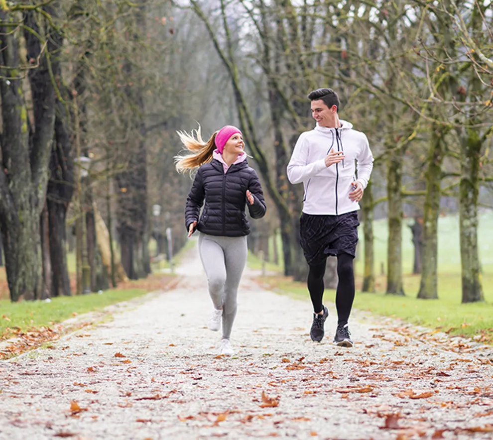 Jente og gutt som er ute å løper