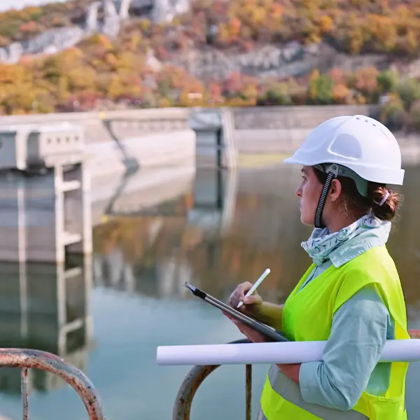 Kvinne ved vannforsyning