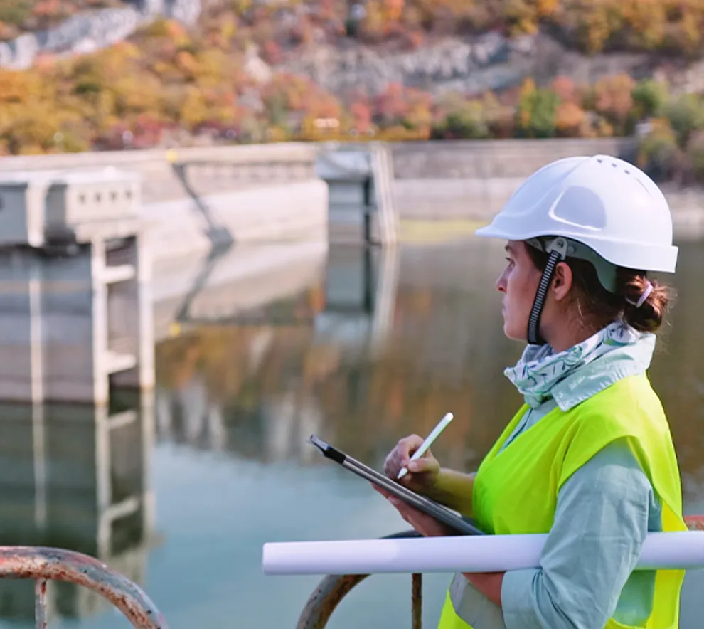 Kvinne ved vannforsyning