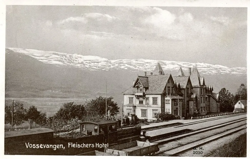 Svart hvitt foto av Fleischers Hotel på Vossevangen, som er tegnet av Peter Andreas Blix