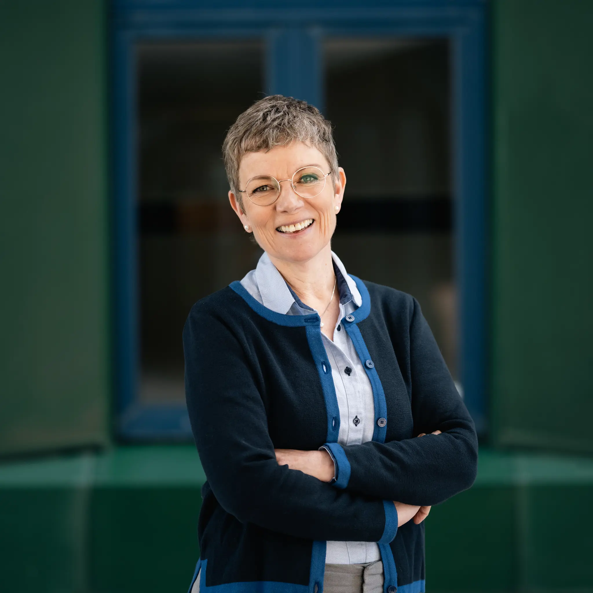 Kvinne som står med armene i kryss