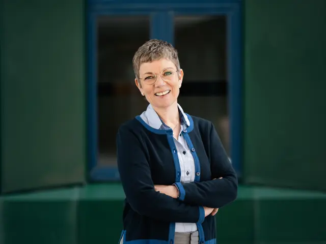 Kvinne som står med armene i kryss