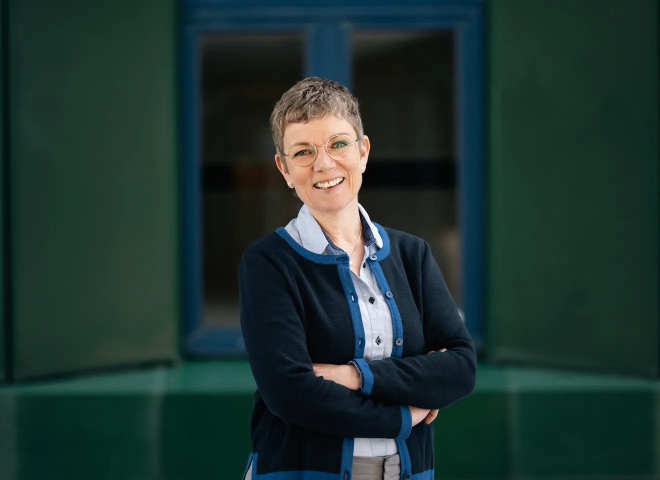 Kvinne som står med armene i kryss