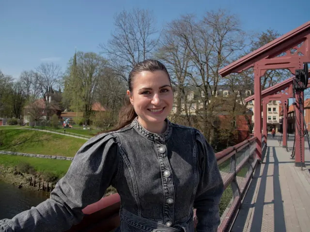 Kvinne på bru med Nidarosdomen bak