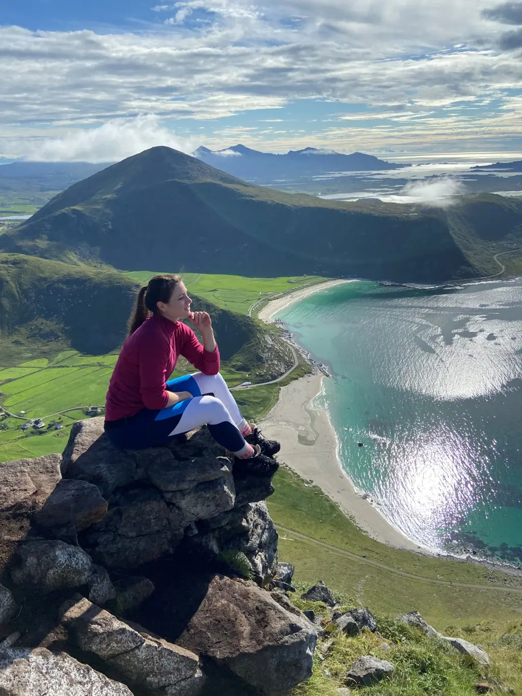 Kvinne på fjell i Lofoten