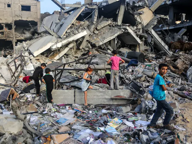 Ødelagte hus i bombeangrep. Barn leter i ruinene i Khan Yunis på den sørlige Gazastripen 8. november