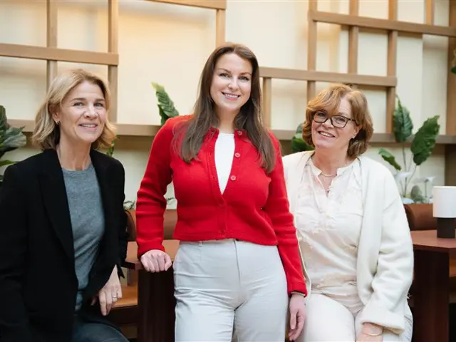 Tre kvinner står og ser inn i kamera