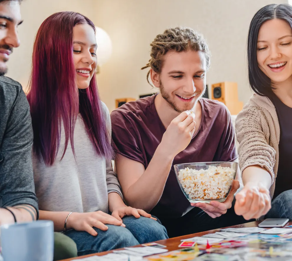 Venner som sitter å spiller brettspill