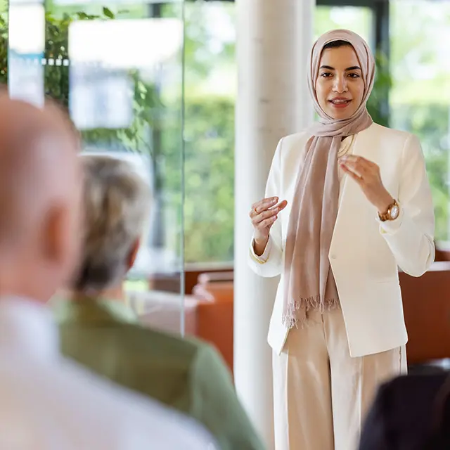 Kvinner som taler til forsamling