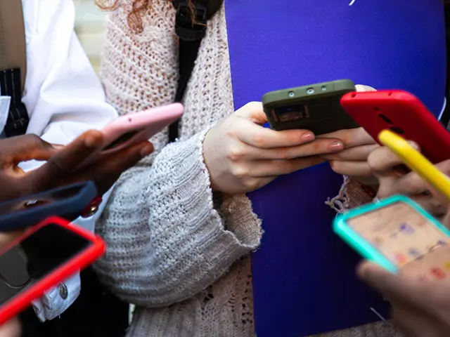 barn opptatt med mobiler