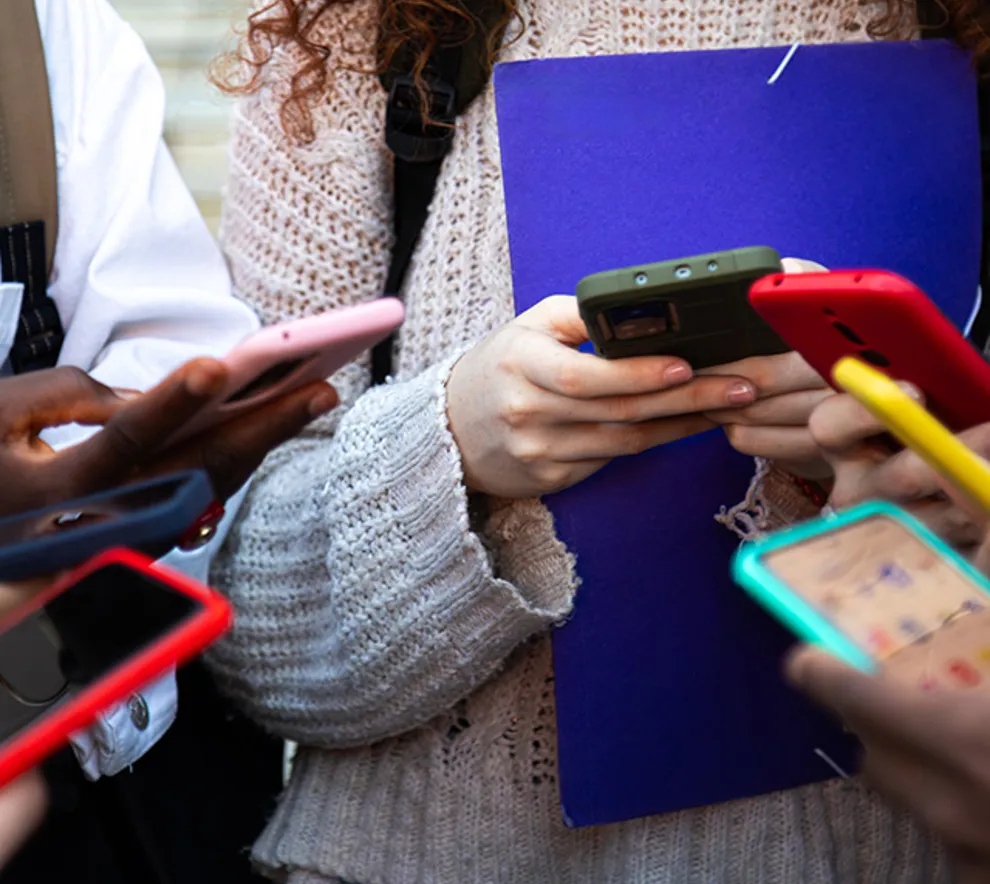 barn opptatt med mobiler