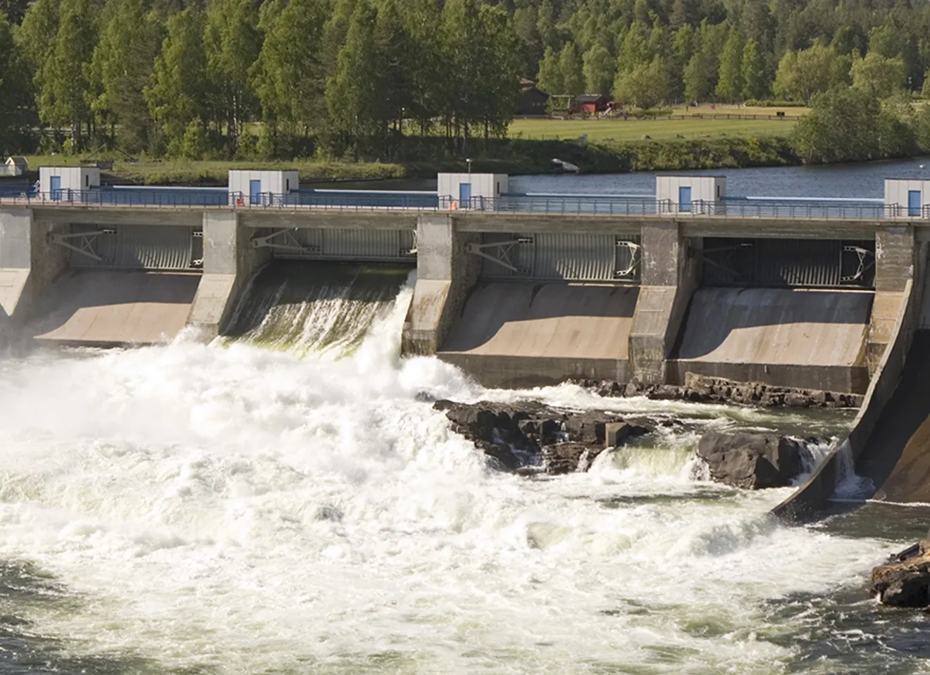 Vannkraftverk i en elv i Gudbrandsdalen