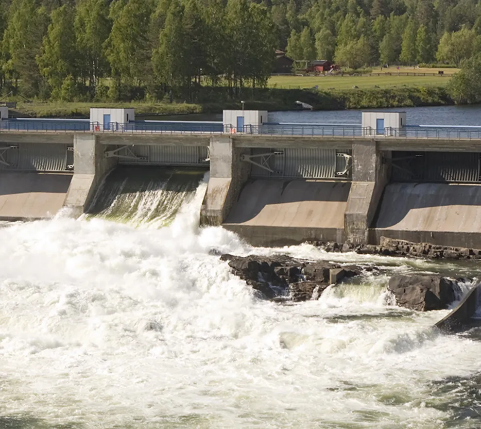 Vannkraftverk i en elv i Gudbrandsdalen