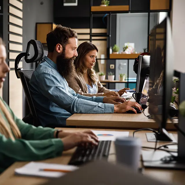 Mennesker som jobber på en datamaskin