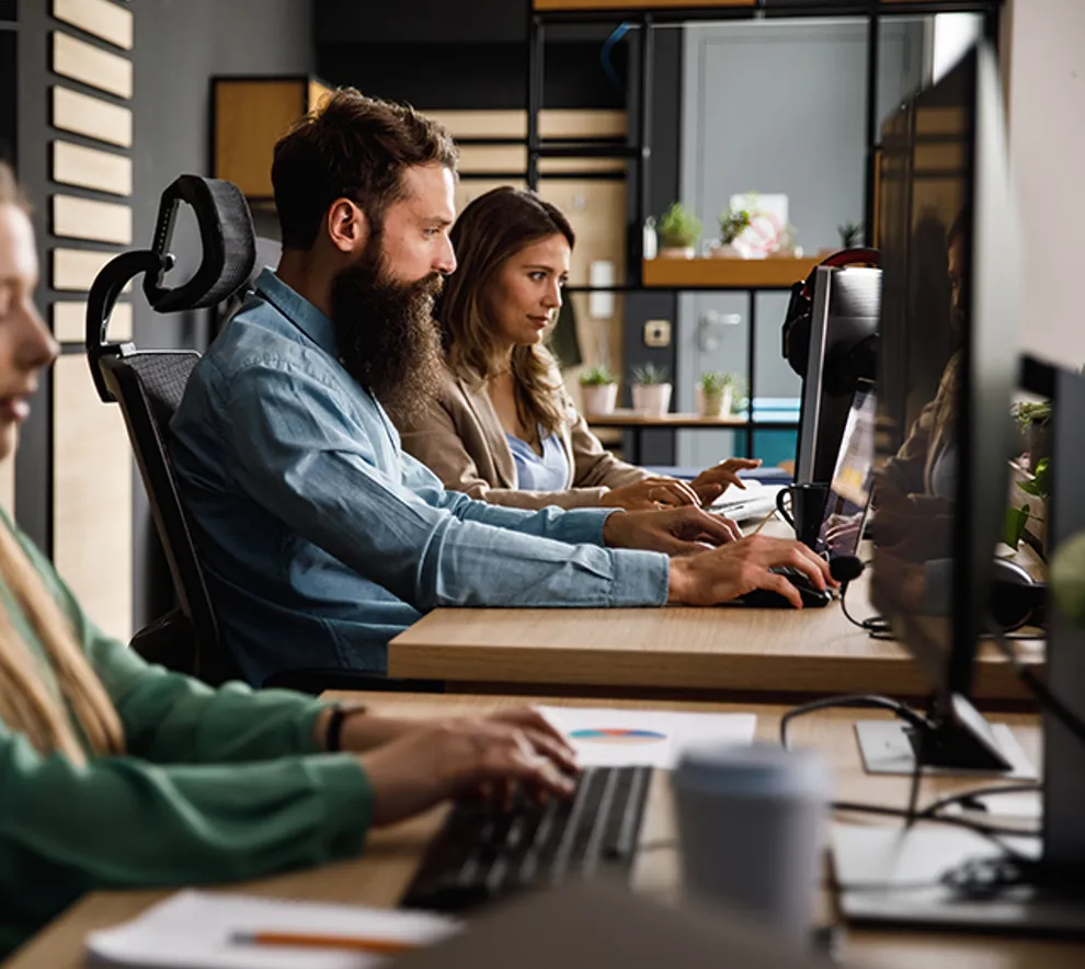 Mennesker som jobber på en datamaskin