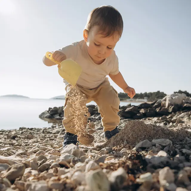 Barn som leker i fjære