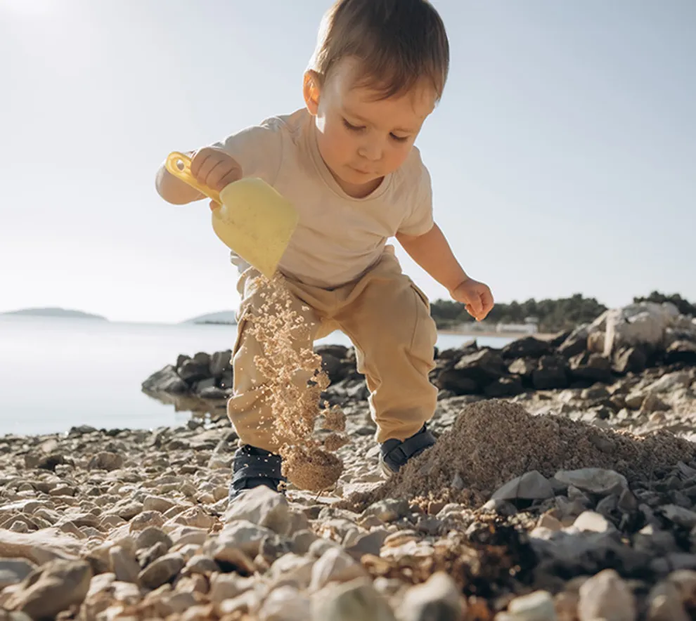 Barn som leker i fjære