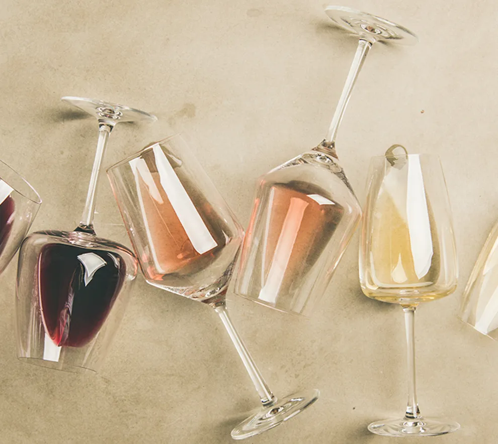vinglass med rødvin, hvitvin og rosevin