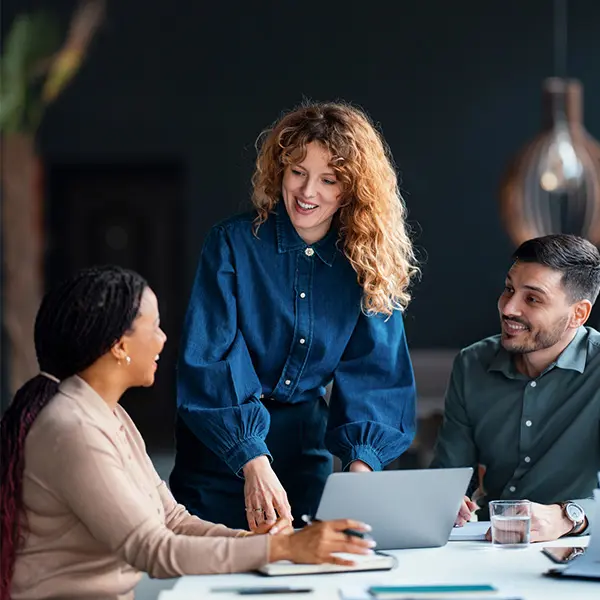 Tre kolleger i samtale