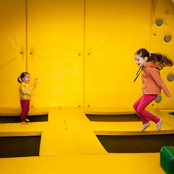 Barn som leker på trampoline