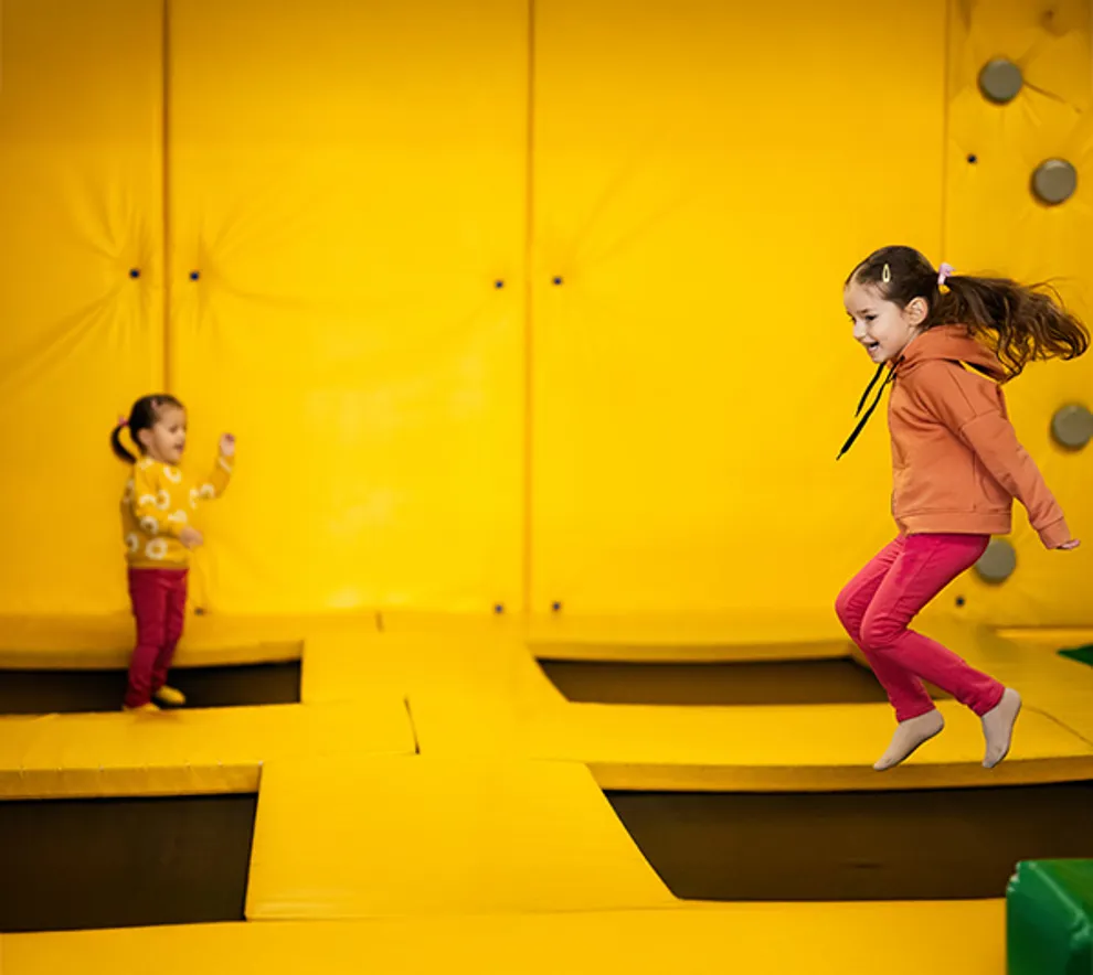 Barn som leker på trampoline