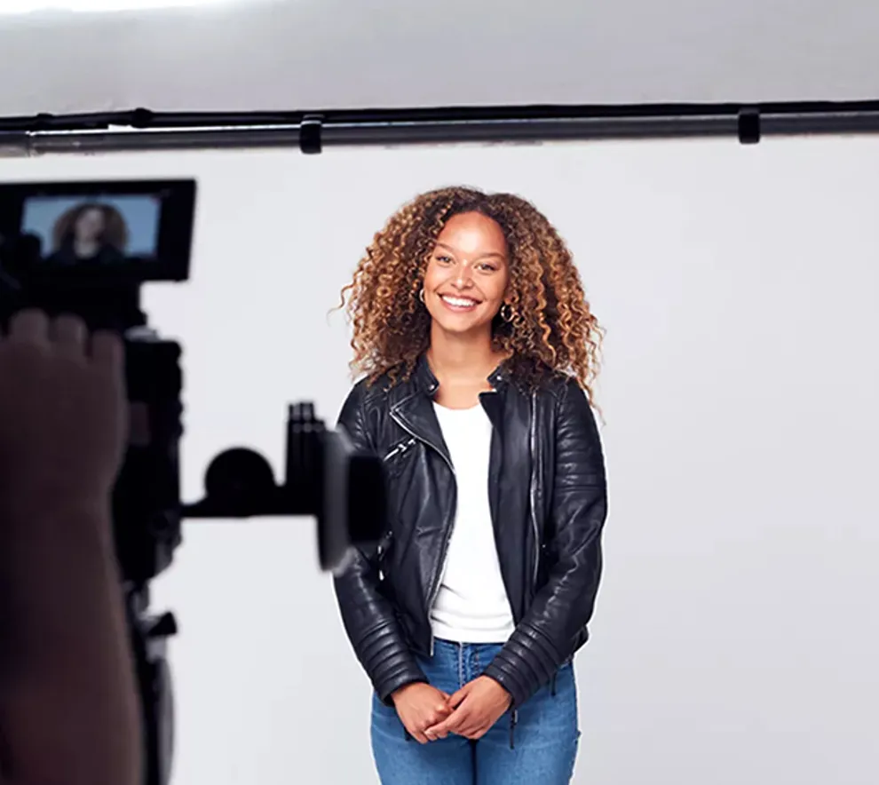 Jente som blir tatt bilde av