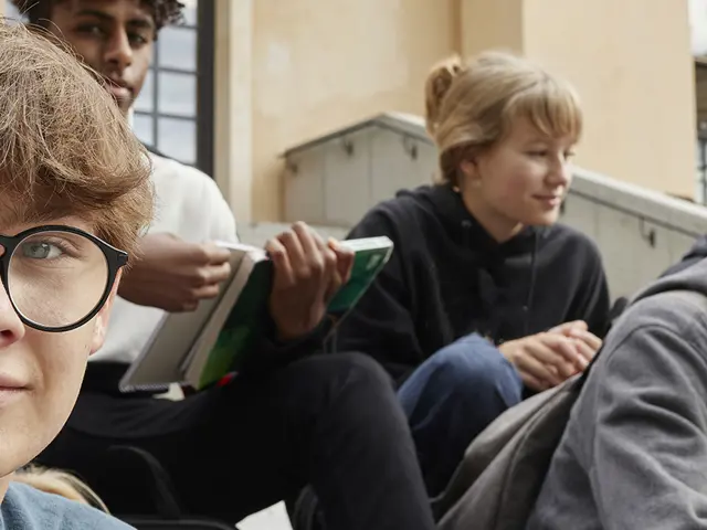 vgs elever sitter på skoletrapp