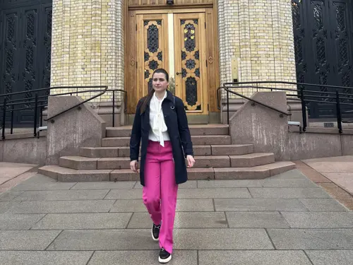 President Elisabet Haugsbø går ut av Stortinget, rosa bukser